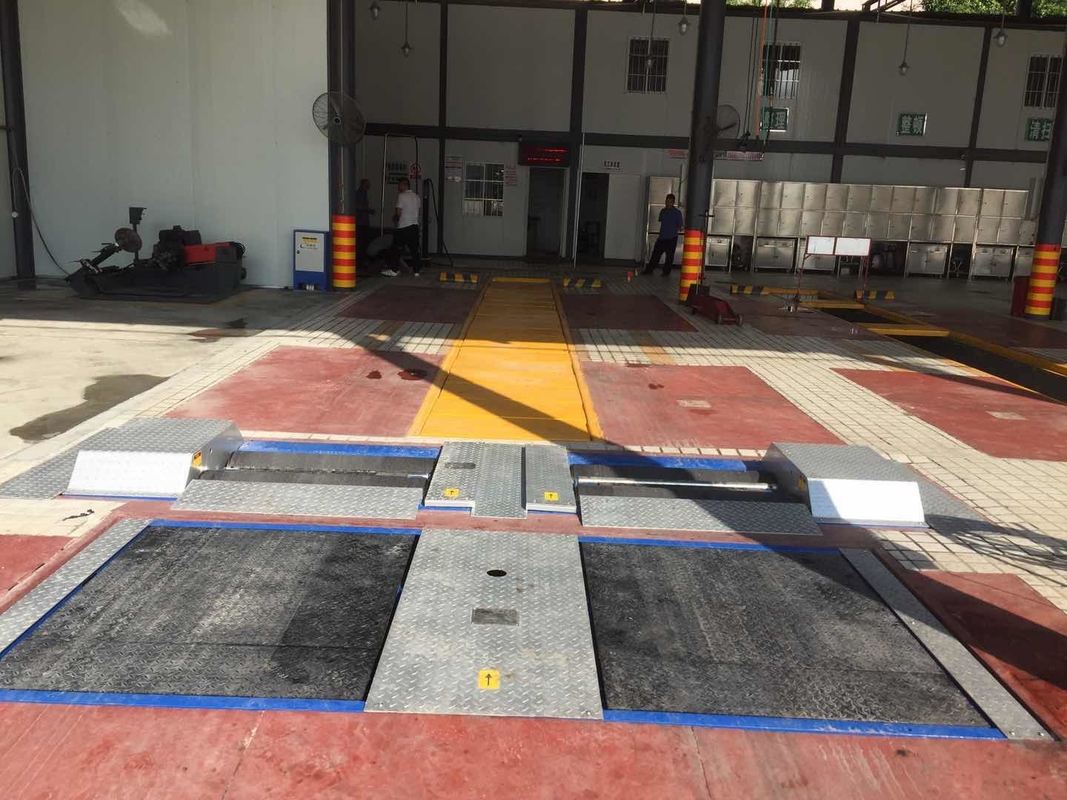 İki denetçi CT-EWR Otomobil Motorlu Araç Denetim Tesisi 2. Seviye Bakım ve Güvenlik Test hattı