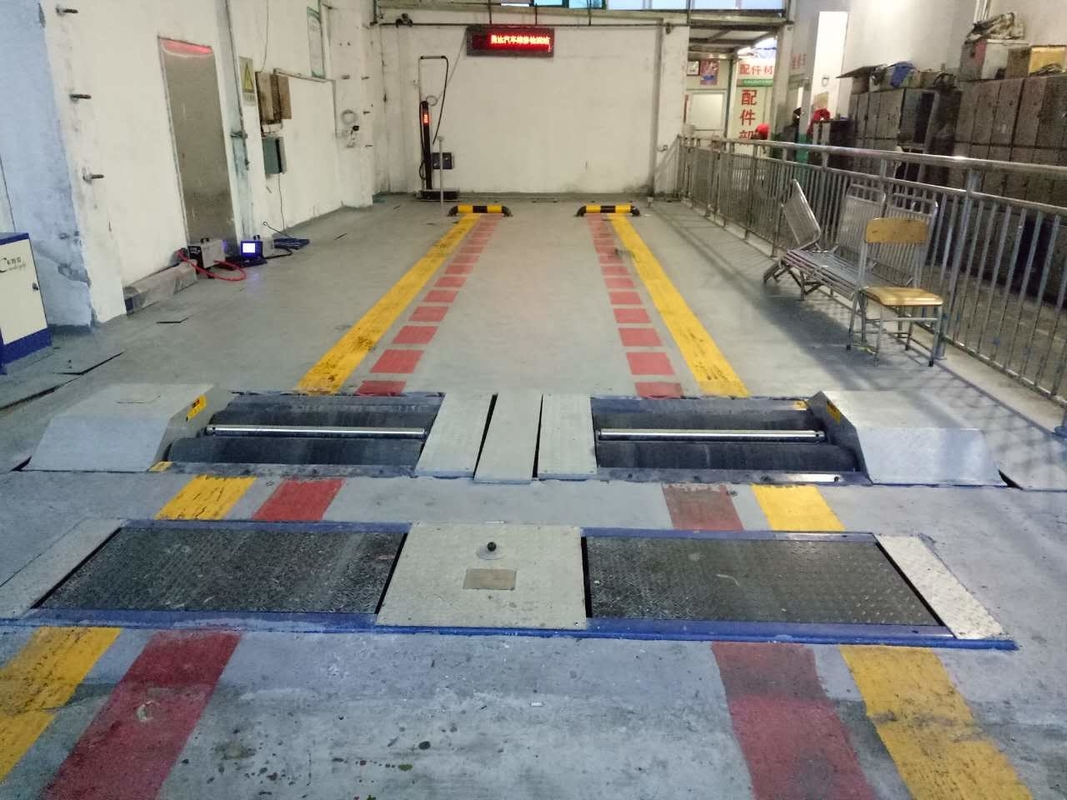 İki denetçi CT-EWR Otomobil Motorlu Araç Denetim Tesisi 2. Seviye Bakım ve Güvenlik Test hattı